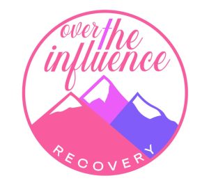 El logotipo de Over the Influence Recovery muestra tres montañas debajo del nombre de la empresa. Los colores utilizados son el rosa, el morado y el magenta.